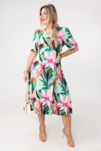 Elegancka sukienka dla puszystych w kwiaty