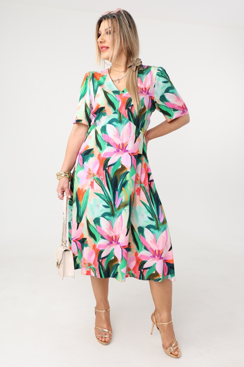 Elegancka sukienka dla puszystych w kwiaty