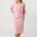 rozowa-sukienka-olowkowa-plus-size-z-falbanka (3)