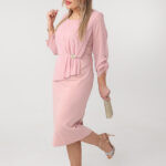 rozowa-sukienka-olowkowa-plus-size-z-falbanka (6)