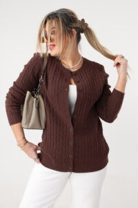 Sweter dla puszystych dzianinowy elegancki