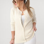 sweterek-plus-size-z-warkoczowym-splotem-kremowy (4)