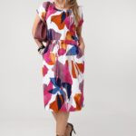 wzorzysta-sukienka-plus-size-z-wiazaniem-w-pasie-amarant (6)