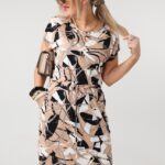 wzorzysta-sukienka-plus-size-z-wiazaniem-w-pasie-bezowa (4)