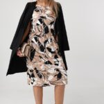 wzorzysta-sukienka-plus-size-z-wiazaniem-w-pasie-bezowa (6)