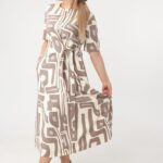 zwiewna-sukienka-rozkloszowana-plus-size-bezowa (4)