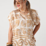 Beżowo-kremowa-bluzka-z-krótkim-rękawem-plus-size-we-wzory-44-50 (3)