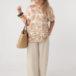 Beżowo-kremowa-bluzka-z-krótkim-rękawem-plus-size-we-wzory-44-50 (4)