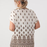 Bluzka-letnia-plus-size-w-orientalne-wzory-brązowo-kremowa-44-50 (2)