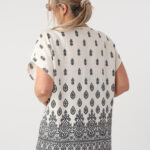 Bluzka-letnia-plus-size-w-orientalne-wzory-czarno-kremowa-44-50 (2)