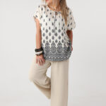 Bluzka-letnia-plus-size-w-orientalne-wzory-czarno-kremowa-44-50 (5)