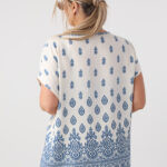 Bluzka-letnia-plus-size-w-orientalne-wzory-niebiesko-kremowa-44-50 (2)