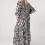 Długa-zwiewna-sukienka-plus-size-na-lato-w-ornamenty-czarno-biała (2)