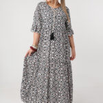 Długa-zwiewna-sukienka-plus-size-na-lato-w-ornamenty-czarno-biała (3)