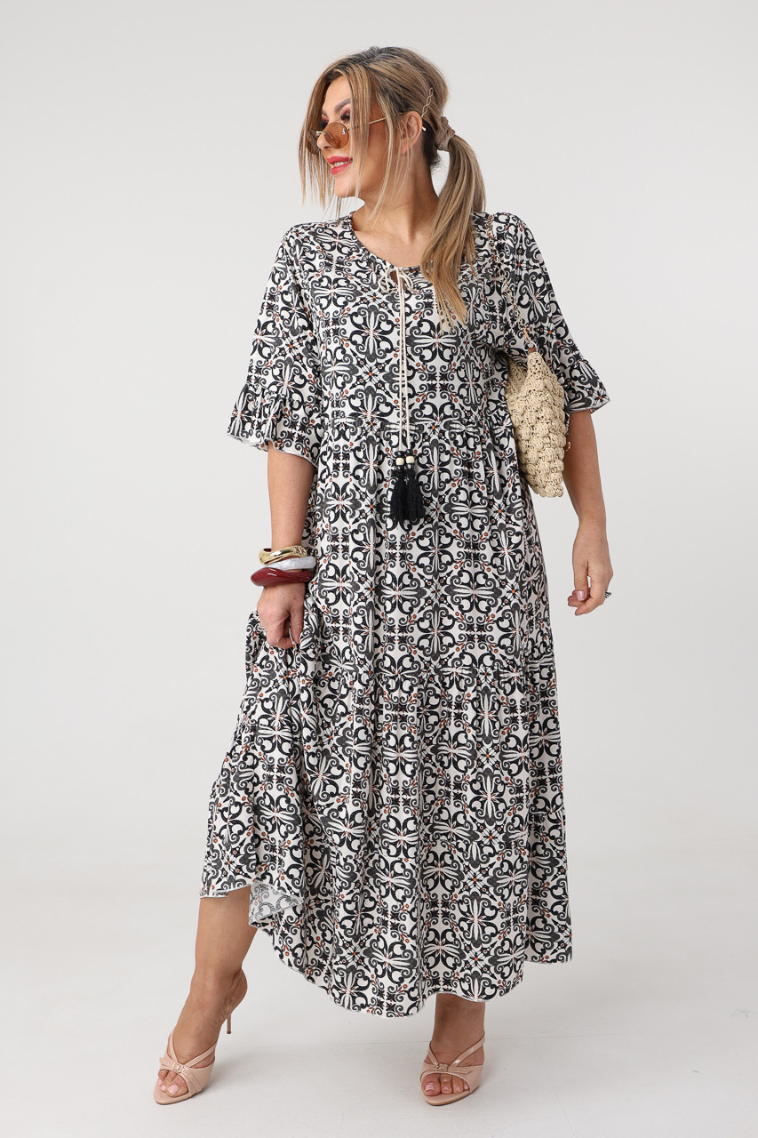 Długa zwiewna sukienka plus size na lato w ornamenty czarno-biała 44-50