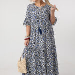 Długa zwiewna sukienka plus size na lato w ornamenty niebiesko-biała 44-50
