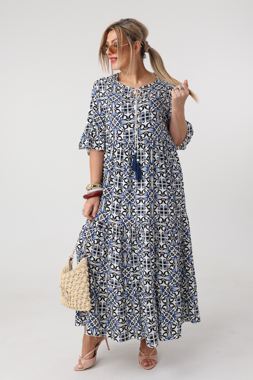 Długa zwiewna sukienka plus size na lato w ornamenty niebiesko-biała 44-50