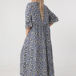 Długa-zwiewna-sukienka-plus-size-na-lato-w-ornamenty-niebiesko-biała (2)
