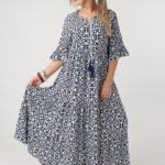 Długa-zwiewna-sukienka-plus-size-na-lato-w-ornamenty-niebiesko-biała (4)