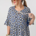 Długa-zwiewna-sukienka-plus-size-na-lato-w-ornamenty-niebiesko-biała (5)