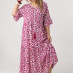 Długa-zwiewna-sukienka-plus-size-na-lato-w-ornamenty-różowo-biała (4)