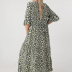 Długa-zwiewna-sukienka-plus-size-na-lato-w-ornamenty-zielono-biała (2)