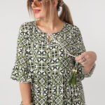 Długa-zwiewna-sukienka-plus-size-na-lato-w-ornamenty-zielono-biała (4)