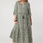 Długa-zwiewna-sukienka-plus-size-na-lato-w-ornamenty-zielono-biała (5)