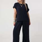 Granatowy-elegancki-komplet-damski-plus-size-bluzka-i-spodnie-z-rozcięciem-po-boku-44-52 (4)