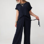Granatowy-elegancki-komplet-damski-plus-size-bluzka-i-spodnie-z-rozcięciem-po-boku-44-52 (6)