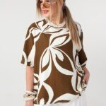 Luźna bluzka plus size w kwiaty brązowa (1)