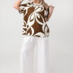 Luźna bluzka plus size w kwiaty brązowa (3)