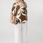 Luźna bluzka plus size w kwiaty brązowa (4)