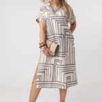 Luźna sukienka plus size z kieszeniami beżowo-szara 42-50