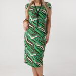 Prosta-sukienka-letnia-midi-plus-size-w-abstrakcyjne-kolorowe-wzory (4)