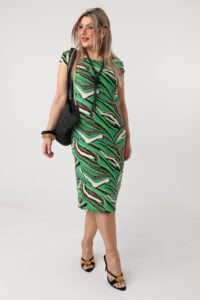 Prosta sukienka letnia midi plus size w abstrakcyjne kolorowe wzory 44-52