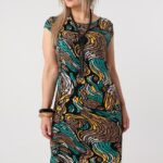 Prosta-sukienka-letnia-midi-plus-size-w-abstrakcyjny-wielokolorowy-print-44-52 (3)