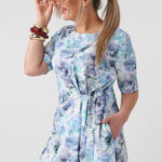 Wzorzysta sukienka plus size wiązana w talii niebieska (2)