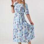 Wzorzysta sukienka plus size wiązana w talii niebieska (3)