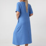 Zwiewna sukienka plus size wiązana w talii niebieska 42-50 (1)