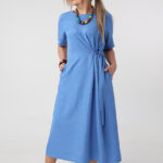 Zwiewna sukienka plus size wiązana w talii niebieska 42-50 (2)