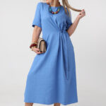 Zwiewna sukienka plus size wiązana w talii niebieska 42-50