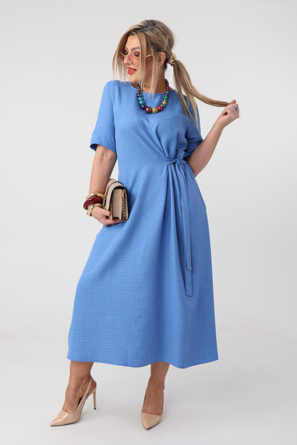 Zwiewna sukienka plus size wiązana w talii niebieska 42-50
