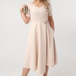 bezowa-sukienka-rozkloszowana-midi-plus-size-z-roza (4)