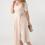 bezowa-sukienka-rozkloszowana-midi-plus-size-z-roza (5)