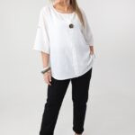 biala-bluzka-z-wiskozy-plus-size-z-dluzszym-tylem (4)