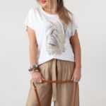 bluzka-damska-plus-size-z-nadrukiem-i-cyrkoniami-biala (4)