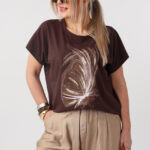 bluzka-damska-plus-size-z-nadrukiem-i-cyrkoniami-brazowa (5)