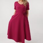 bordowa-sukienka-rozkloszowana-midi-plus-size-z-roza (3)