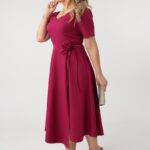 bordowa-sukienka-rozkloszowana-midi-plus-size-z-roza (4)